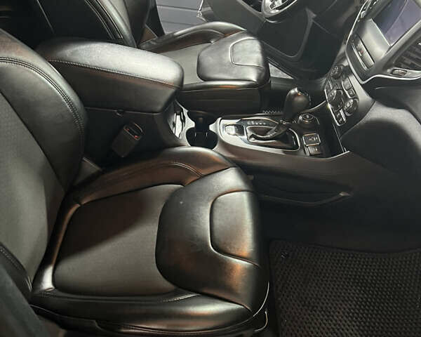 Черный Джип Чероки, объемом двигателя 2.36 л и пробегом 152 тыс. км за 15150 $, фото 18 на Automoto.ua