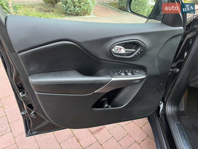 Чорний Джип Cherokee, об'ємом двигуна 2.36 л та пробігом 33 тис. км за 20500 $, фото 23 на Automoto.ua