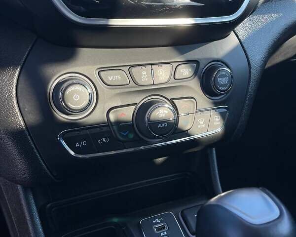 Чорний Джип Cherokee, об'ємом двигуна 2.36 л та пробігом 34 тис. км за 18000 $, фото 19 на Automoto.ua