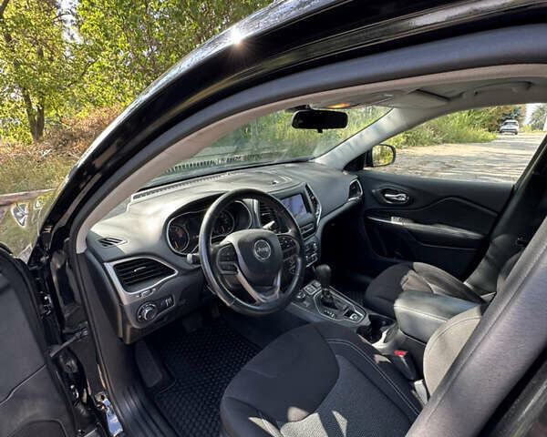 Чорний Джип Cherokee, об'ємом двигуна 2.36 л та пробігом 30 тис. км за 18000 $, фото 7 на Automoto.ua