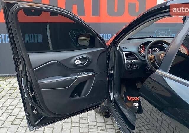 Черный Джип Чероки, объемом двигателя 2.36 л и пробегом 142 тыс. км за 17000 $, фото 12 на Automoto.ua