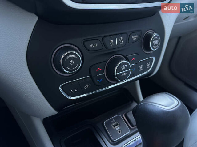 Чорний Джип Cherokee, об'ємом двигуна 3.24 л та пробігом 127 тис. км за 16500 $, фото 17 на Automoto.ua