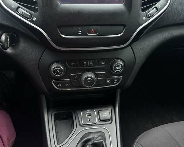 Черный Джип Чероки, объемом двигателя 3.24 л и пробегом 172 тыс. км за 14400 $, фото 23 на Automoto.ua