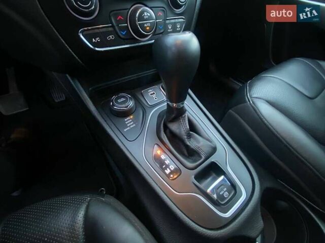 Чорний Джип Cherokee, об'ємом двигуна 3.2 л та пробігом 114 тис. км за 20999 $, фото 28 на Automoto.ua