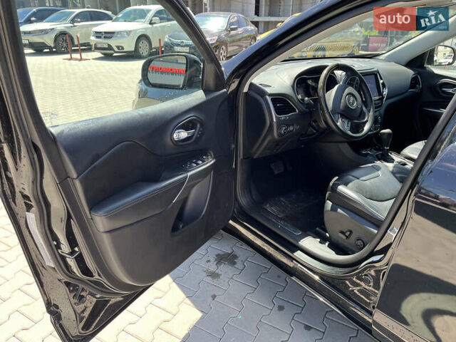 Черный Джип Чероки, объемом двигателя 2 л и пробегом 120 тыс. км за 17600 $, фото 6 на Automoto.ua
