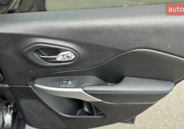 Чорний Джип Cherokee, об'ємом двигуна 3.24 л та пробігом 179 тис. км за 17500 $, фото 23 на Automoto.ua