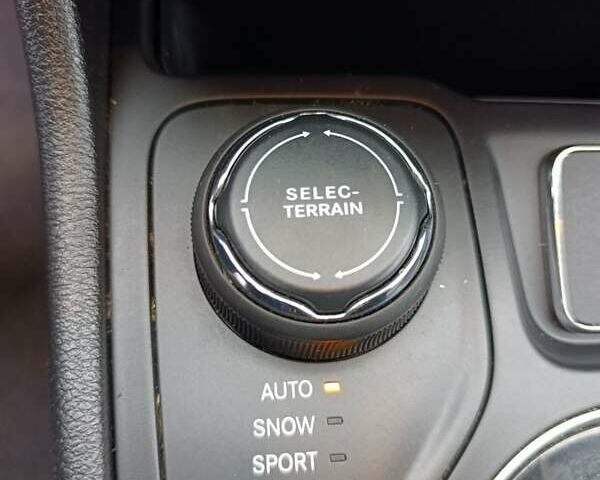 Чорний Джип Cherokee, об'ємом двигуна 2 л та пробігом 93 тис. км за 17300 $, фото 15 на Automoto.ua