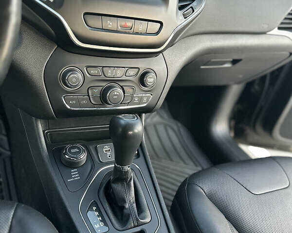 Черный Джип Чероки, объемом двигателя 3.24 л и пробегом 122 тыс. км за 18300 $, фото 13 на Automoto.ua