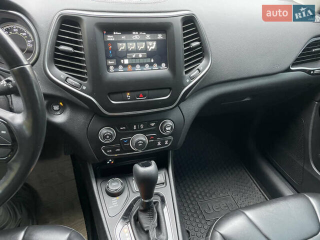 Чорний Джип Cherokee, об'ємом двигуна 2.36 л та пробігом 79 тис. км за 18000 $, фото 11 на Automoto.ua