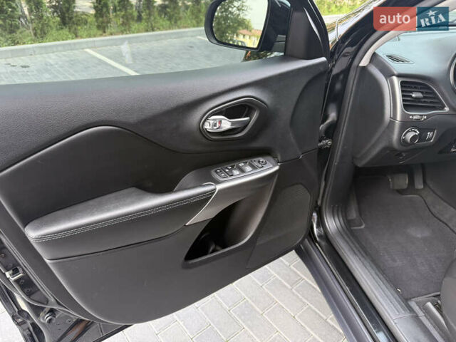 Черный Джип Чероки, объемом двигателя 2.36 л и пробегом 131 тыс. км за 17200 $, фото 33 на Automoto.ua