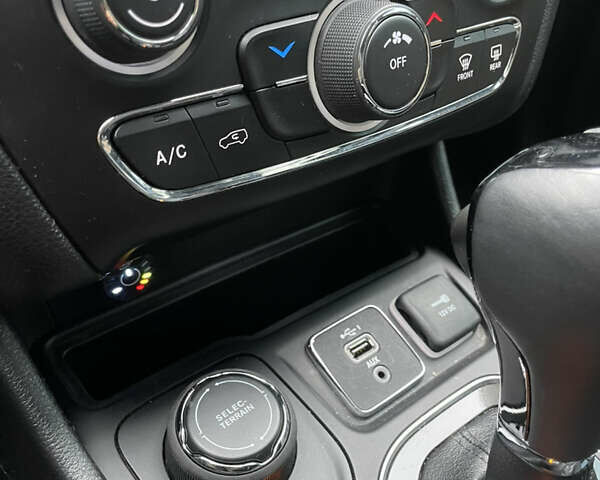 Чорний Джип Cherokee, об'ємом двигуна 2.36 л та пробігом 79 тис. км за 18000 $, фото 24 на Automoto.ua