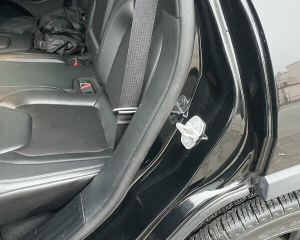 Чорний Джип Cherokee, об'ємом двигуна 2.36 л та пробігом 79 тис. км за 18000 $, фото 17 на Automoto.ua