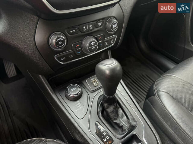 Чорний Джип Cherokee, об'ємом двигуна 3.24 л та пробігом 76 тис. км за 21500 $, фото 18 на Automoto.ua