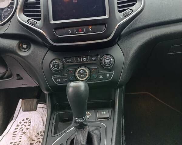 Чорний Джип Cherokee, об'ємом двигуна 3.24 л та пробігом 122 тис. км за 17500 $, фото 5 на Automoto.ua