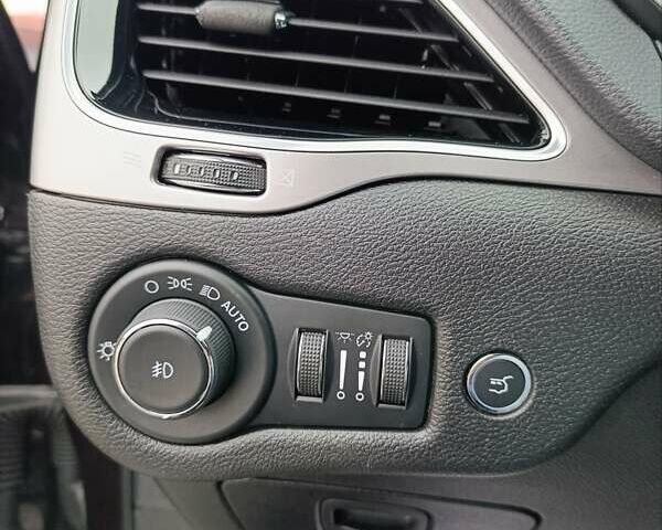 Чорний Джип Cherokee, об'ємом двигуна 3.24 л та пробігом 122 тис. км за 17500 $, фото 4 на Automoto.ua