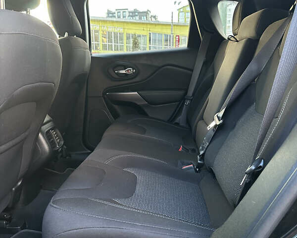 Черный Джип Чероки, объемом двигателя 2.36 л и пробегом 35 тыс. км за 17150 $, фото 17 на Automoto.ua