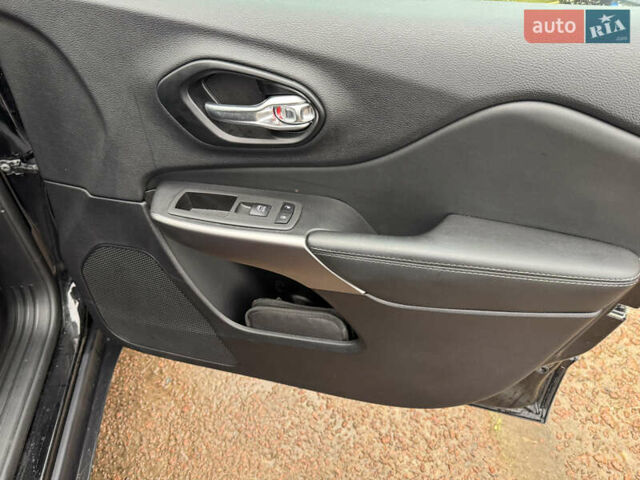 Черный Джип Чероки, объемом двигателя 2 л и пробегом 43 тыс. км за 19999 $, фото 40 на Automoto.ua