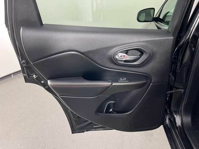 Черный Джип Чероки, объемом двигателя 3.2 л и пробегом 47 тыс. км за 19000 $, фото 15 на Automoto.ua