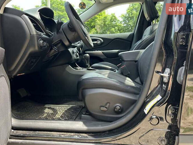 Черный Джип Чероки, объемом двигателя 3.24 л и пробегом 25 тыс. км за 20000 $, фото 6 на Automoto.ua