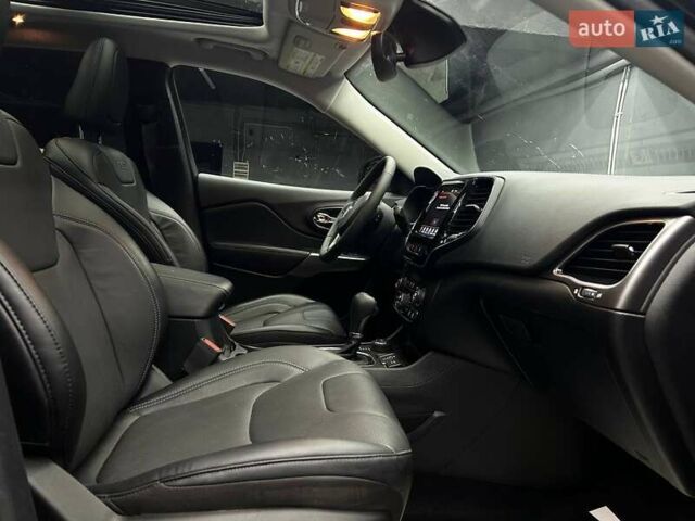 Чорний Джип Cherokee, об'ємом двигуна 3.2 л та пробігом 9 тис. км за 26000 $, фото 13 на Automoto.ua