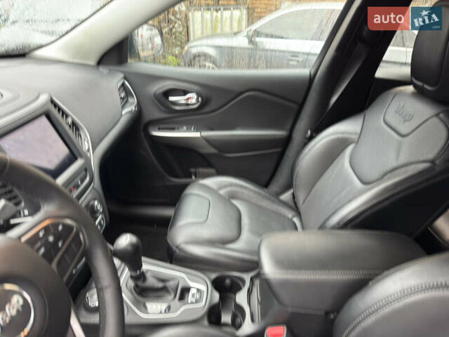 Черный Джип Чероки, объемом двигателя 2 л и пробегом 43 тыс. км за 19999 $, фото 36 на Automoto.ua