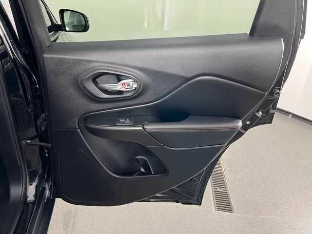 Черный Джип Чероки, объемом двигателя 3.2 л и пробегом 47 тыс. км за 19000 $, фото 19 на Automoto.ua