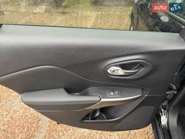 Черный Джип Чероки, объемом двигателя 2 л и пробегом 43 тыс. км за 19999 $, фото 27 на Automoto.ua