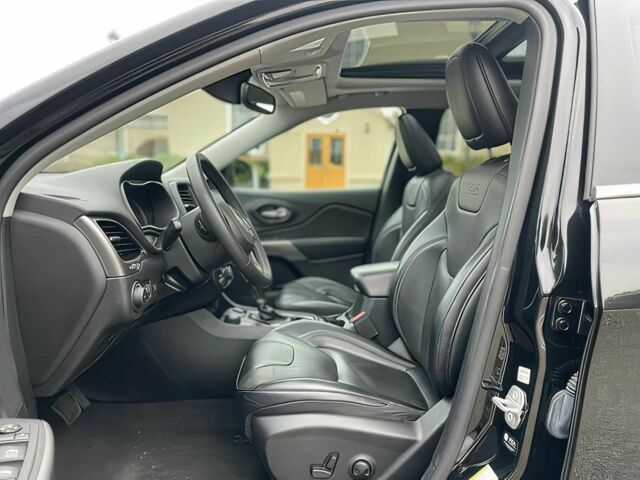 Черный Джип Чероки, объемом двигателя 2 л и пробегом 14 тыс. км за 12500 $, фото 7 на Automoto.ua