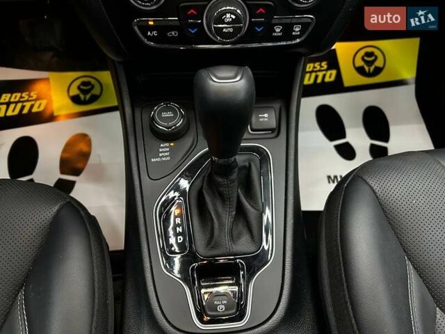 Чорний Джип Cherokee, об'ємом двигуна 3.2 л та пробігом 9 тис. км за 26000 $, фото 11 на Automoto.ua