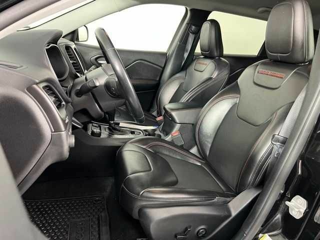 Черный Джип Чероки, объемом двигателя 3.2 л и пробегом 47 тыс. км за 19000 $, фото 21 на Automoto.ua