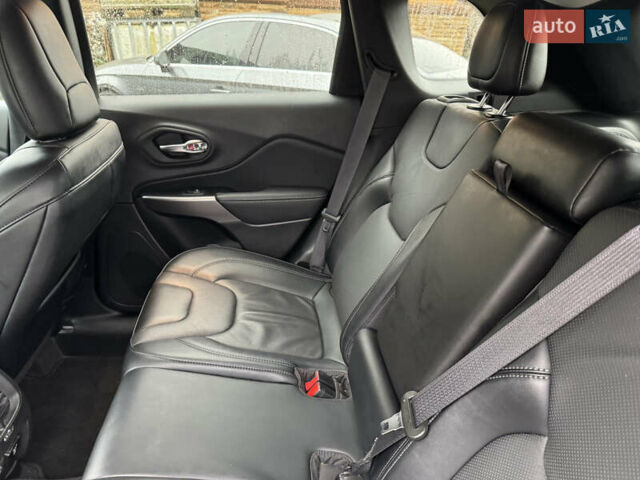 Черный Джип Чероки, объемом двигателя 2 л и пробегом 43 тыс. км за 19999 $, фото 25 на Automoto.ua