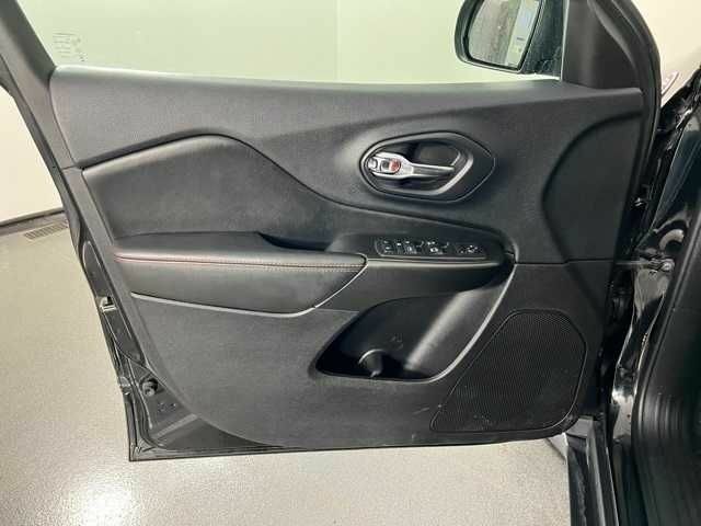 Черный Джип Чероки, объемом двигателя 3.2 л и пробегом 47 тыс. км за 19000 $, фото 17 на Automoto.ua