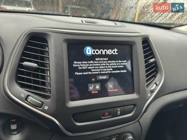 Черный Джип Чероки, объемом двигателя 2 л и пробегом 43 тыс. км за 19999 $, фото 30 на Automoto.ua