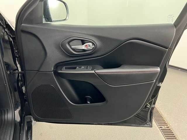 Черный Джип Чероки, объемом двигателя 3.2 л и пробегом 47 тыс. км за 19000 $, фото 11 на Automoto.ua