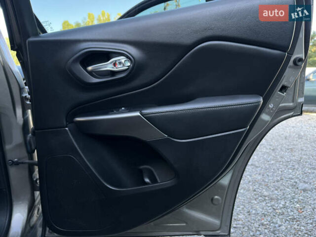 Джип Чероки 2018 в Харькове на Automoto.ua Коричневый Джип Чероки, объемом двигателя 3.24 л и пробегом 75 тыс. км за 20200 $, фото 19 на Automoto.ua