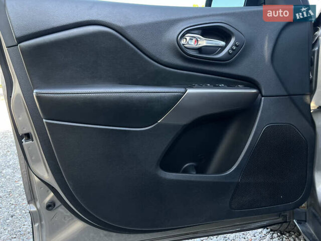 Джип Чероки 2018 в Харькове на Automoto.ua Коричневый Джип Чероки, объемом двигателя 3.24 л и пробегом 75 тыс. км за 20200 $, фото 10 на Automoto.ua