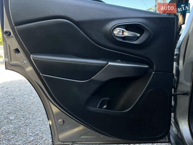 Джип Чероки 2018 в Харькове на Automoto.ua Коричневый Джип Чероки, объемом двигателя 3.24 л и пробегом 75 тыс. км за 20200 $, фото 17 на Automoto.ua