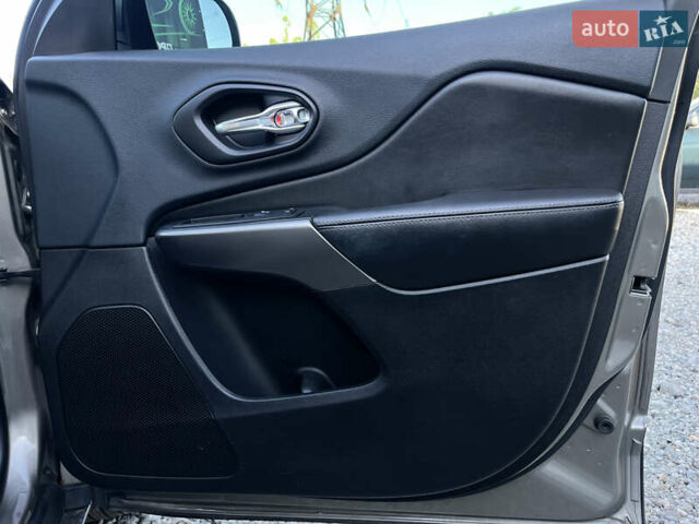 Джип Чероки 2018 в Харькове на Automoto.ua Коричневый Джип Чероки, объемом двигателя 3.24 л и пробегом 75 тыс. км за 20200 $, фото 22 на Automoto.ua