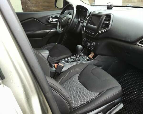 Коричневий Джип Cherokee, об'ємом двигуна 2.36 л та пробігом 144 тис. км за 15999 $, фото 8 на Automoto.ua