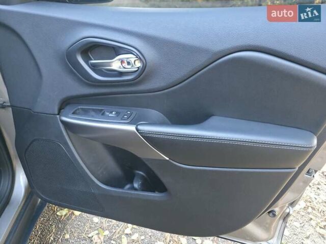 Коричневий Джип Cherokee, об'ємом двигуна 2.36 л та пробігом 166 тис. км за 14000 $, фото 17 на Automoto.ua