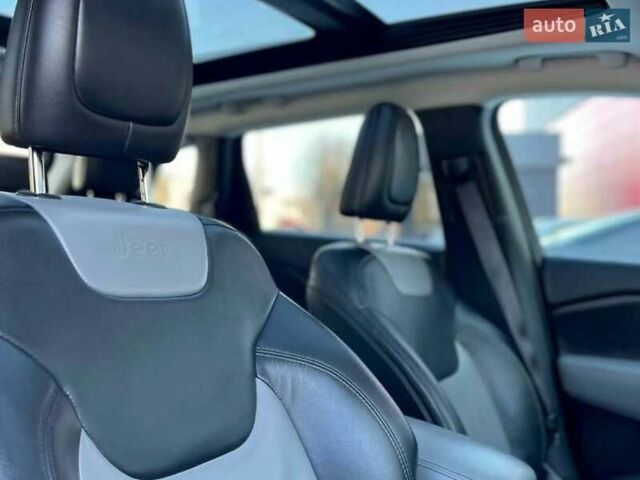 Красный Джип Чероки, объемом двигателя 2.36 л и пробегом 228 тыс. км за 10000 $, фото 8 на Automoto.ua