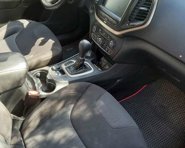Червоний Джип Cherokee, об'ємом двигуна 2.36 л та пробігом 250 тис. км за 13000 $, фото 6 на Automoto.ua