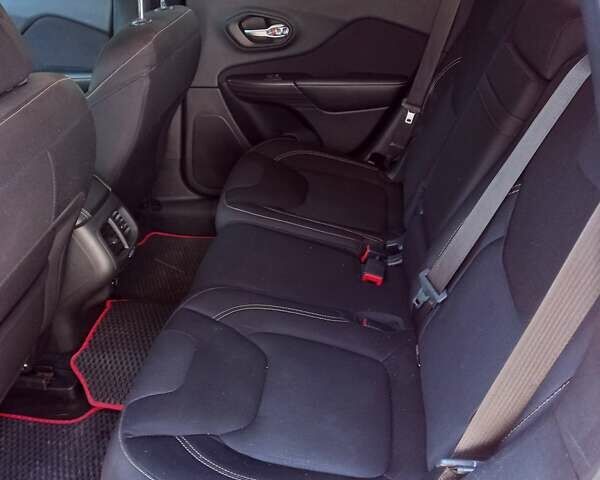 Червоний Джип Cherokee, об'ємом двигуна 2.36 л та пробігом 250 тис. км за 13000 $, фото 3 на Automoto.ua
