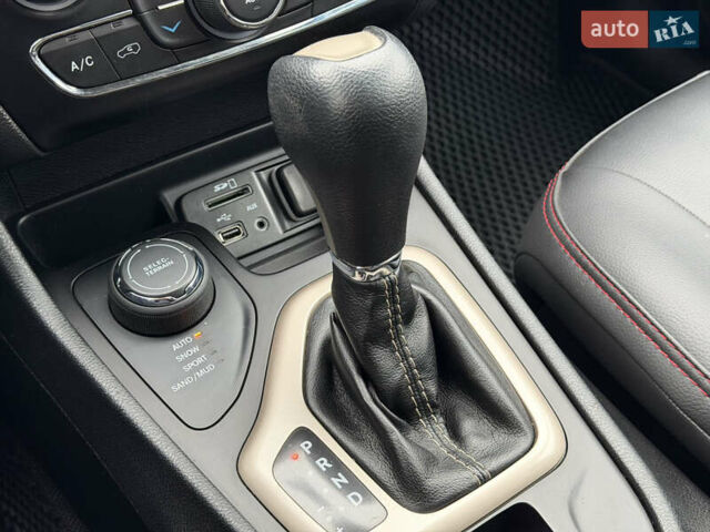 Червоний Джип Cherokee, об'ємом двигуна 3.2 л та пробігом 151 тис. км за 16555 $, фото 58 на Automoto.ua