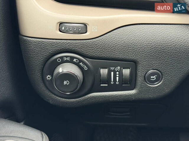 Червоний Джип Cherokee, об'ємом двигуна 3.2 л та пробігом 151 тис. км за 16555 $, фото 88 на Automoto.ua