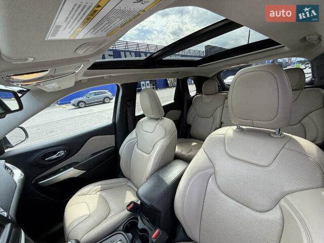 Джип Cherokee 2016 у Полтаві на Automoto.ua Червоний Джип Cherokee, об'ємом двигуна 3.24 л та пробігом 93 тис. км за 16700 $, фото 5 на Automoto.ua