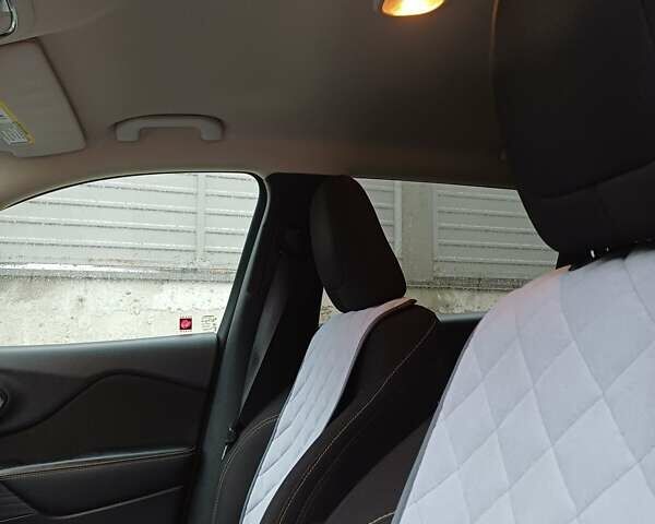 Красный Джип Чероки, объемом двигателя 2.4 л и пробегом 127 тыс. км за 12000 $, фото 7 на Automoto.ua