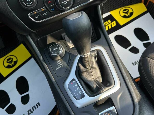 Красный Джип Чероки, объемом двигателя 2.4 л и пробегом 160 тыс. км за 12999 $, фото 15 на Automoto.ua