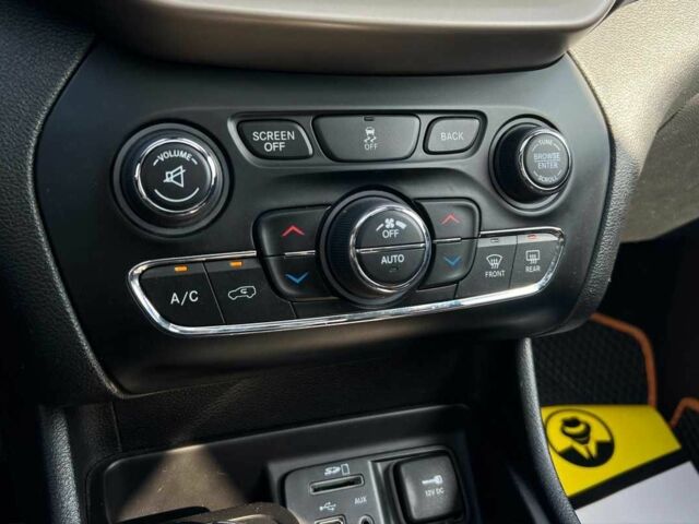 Красный Джип Чероки, объемом двигателя 2.4 л и пробегом 160 тыс. км за 12999 $, фото 19 на Automoto.ua