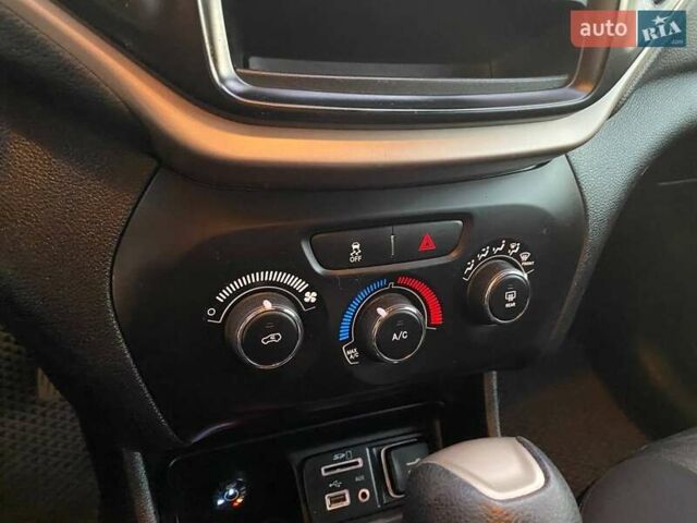 Джип Чероки 2016 в Львове на Automoto.ua Красный Джип Чероки, объемом двигателя 2.36 л и пробегом 106 тыс. км за 12600 $, фото 15 на Automoto.ua